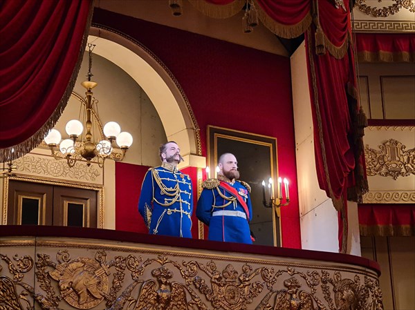 065-Александр II и Александр III на балконе